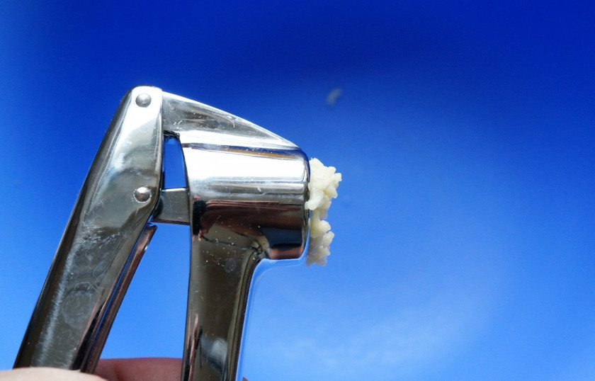 1. Этап. Суп с куриным фаршем: Приступим к фрикаделькам. Оставшиеся 2 зубчика чеснока выдавливаем в миску. Если такого гаджета у вас нет — просто очень мелко нарежьте.