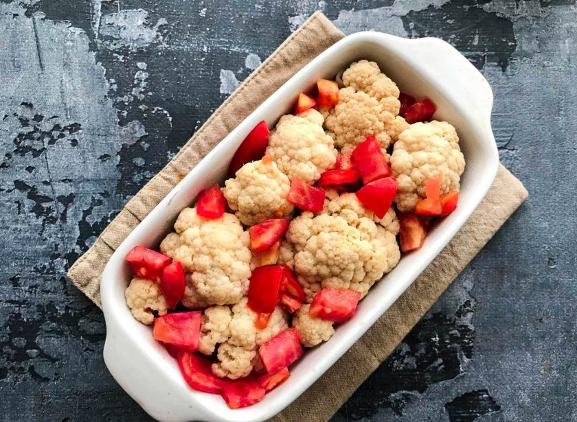 1. Этап. Запеканка из капусты и макарон: Помидоры помойте под проточной водой, обсушите бумажным полотенцем, нарежьте маленькими кусочками и выложите их в форму.