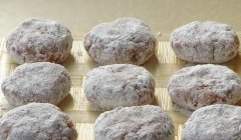 1. Этап. Колобки из фарша: Тефтели запанируйте в муке.