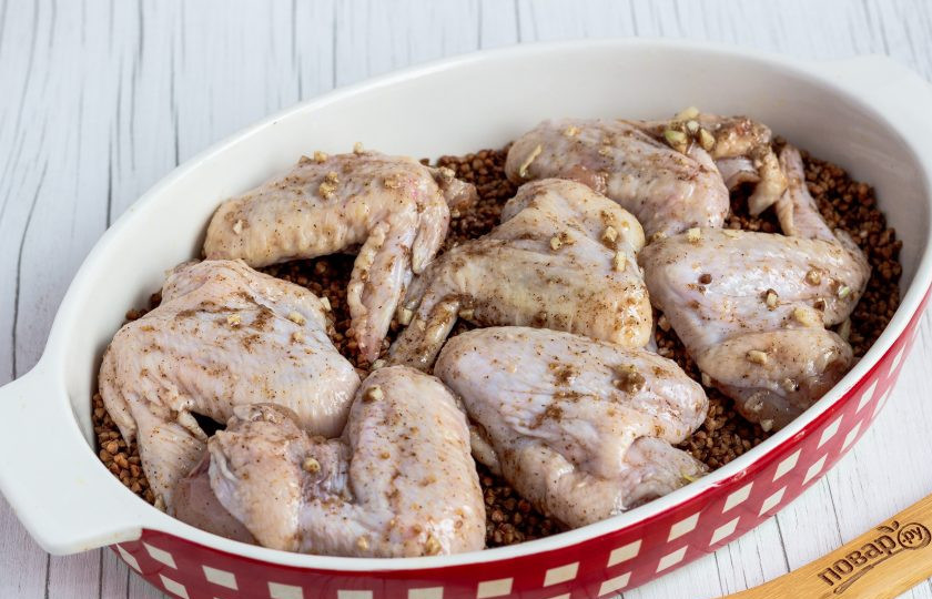 1. Этап. Куриные крылышки с гречкой: Сверху разложите крылышки.