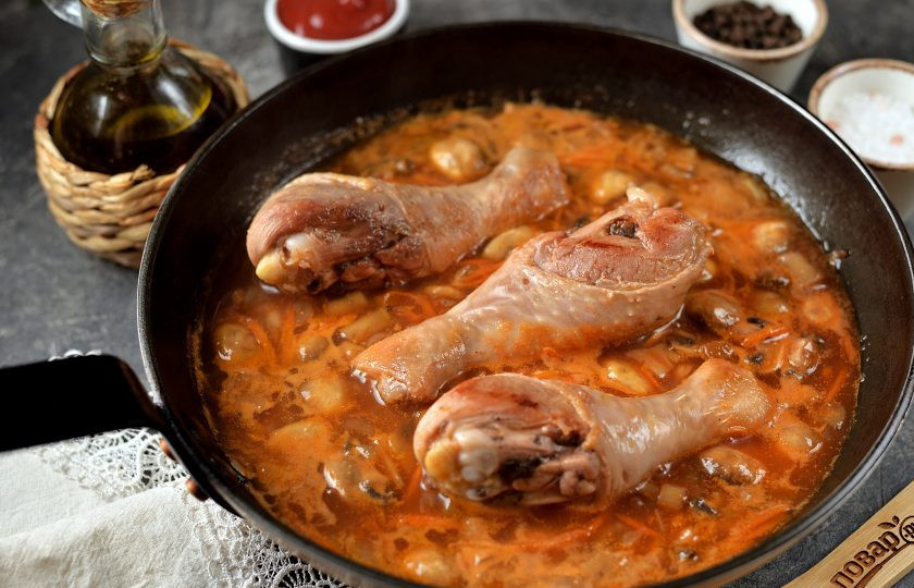 1. Этап. Куриные голени тушеные в томатном соусе с грибами: Разведите кетчуп водой, перелейте в сковороду, тушите еще минут 10.