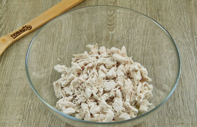 1. Этап. Салат Лисичка с корейской морковкой: Добавьте нарезанное кубиками куриное филе.