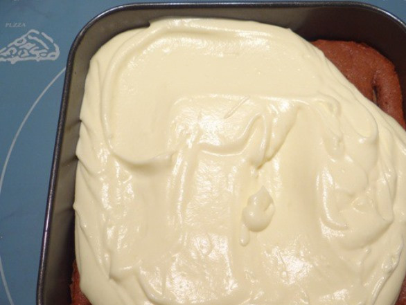 1. Этап. Крем из пудинга для торта: Готовый крем выложите на остывший торт, отправьте в холодильник на 2 часа, а затем украсьте.