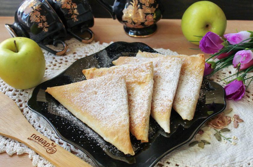 1. Этап. Ленивые пирожки с яблоками: Готовые пирожки с яблоками выложите на тарелку, посыпьте сахарной пудрой и подавайте к столу.