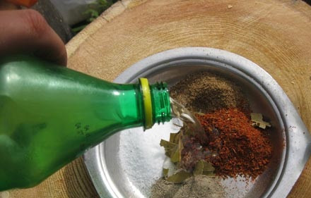 1. Этап. Буженина в аэрогриле: 1. В небольшой мисочке соединить соль, перец, специи для мяса (готовые наборы или любимые). При желании можно добавить 1-2 лавровых листочка. Добавить оливковое масло и все тщательно перемешать.