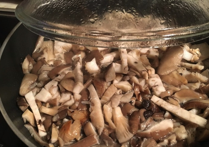 1. Этап. Грибной соус из вешенок: Очистите и порежьте луковицу. Налейте на сковороду растительное масло, разогрейте его, обжарьте лук до мягкости, затем добавьте к луку грибы и жарьте их вместе, пока не выпарится вода.