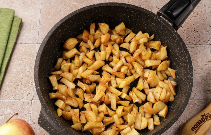 1. Этап. Пирог на дрожжах с яблоками: Можно добавить кусочек сливочного масла по желанию. Готовой начинке дайте остыть.