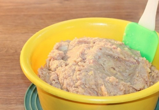 1. Этап. Сочные, нежные котлеты с добавлением картофеля: 10. Если Вы измельчали фарш блендером, то отбивать фарш не надо. Если мясорубка, то надо, чтобы котлеты получились воздушными. Формируем котлеты. У меня получилось 15 шт.