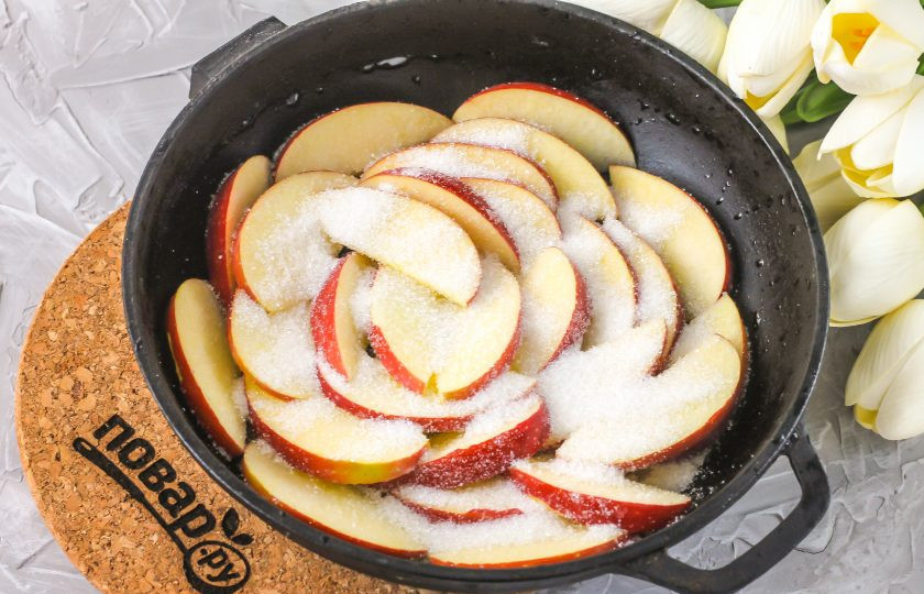 1. Этап. Яблочный гратен: Яблоко или яблоки (если они мелкие) промойте в воде, разрежьте на четыре части и вырежьте сердцевинки. Затем нарежьте слайсами и выложите в форму. Присыпьте сверху 2 ст.л. сахарного песка.