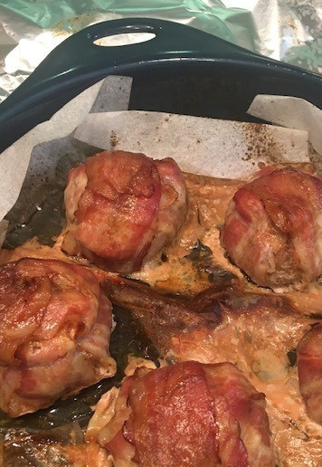 1. Этап. Мешочки из свинины с начинкой: Готовить в духовке, разогретой до 180 градусов, 45 минут. Фольгу снять, готовить еще 15 минут.