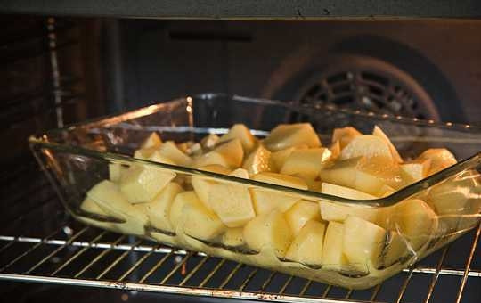 1. Этап. Запеченное мясо с картошкой: 3. Выложите картофель в жаропрочную форму и отправьте в духовку минут на 20.