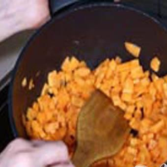 1. Этап. Пенне с морковным соусом: 1. В первую очередь промываем морковь и очищаем ее. Затем морковь маленькими кубиками нарезаем. Кусочек сливочного масла растопим в небольшой кастрюльке с толстым дном и стенками. Добавляем морковь и пока она не станет почти желтого цвета тушим, огонь должен быть средним. Затем вливаем воду (можно сливки), добавляем ложку меда, перчим и солим. Под крышкой, до готовности тушим, огонь небольшой.