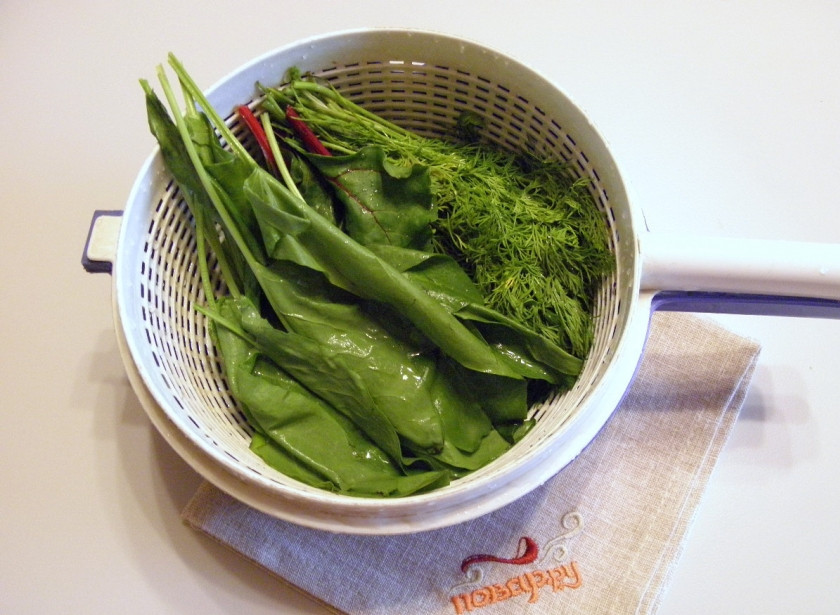 1. Этап. Салат из щавеля: 2. Сложите всю зелень с большую миску с холодной водой, промойте хорошенько под проточной водой, сполосните и откиньте на сито, чтобы стекла вода.
