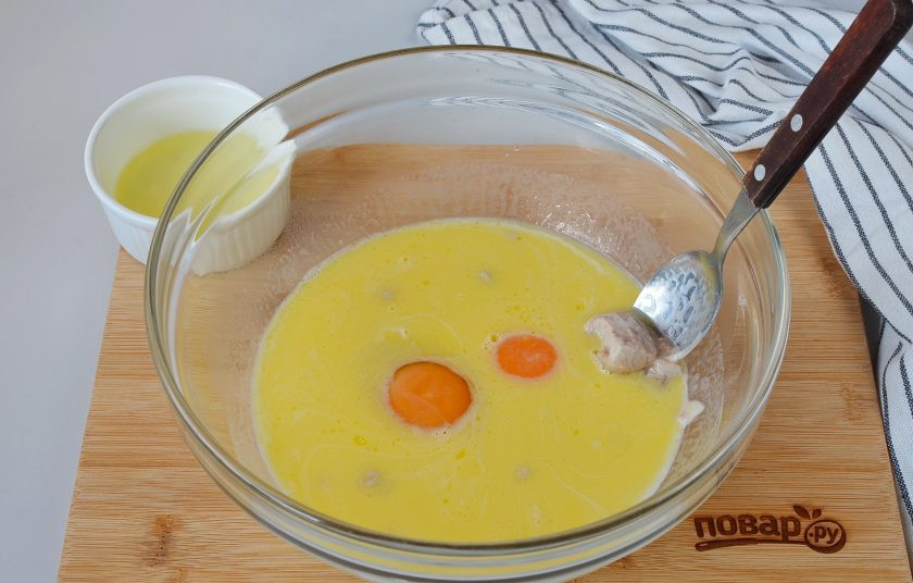 1. Этап. Дрожжевой пирог с яблоками и корицей: В большой миске соедините теплое молоко (250 мл.), растопленное сливочное масло 50 грамм, соль 0,5 ч.л., сахар 3 ст.л., свежие дрожжи 15 грамм, одно целое яйцо и один желток. Белок отложите пока, он понадобится для смазывания пирога. Перемешайте хорошо, чтобы все ингредиенты растворились и соединились.