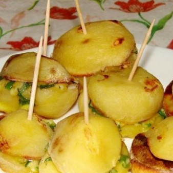 Молодая картошка, запеченная в духовке с салом