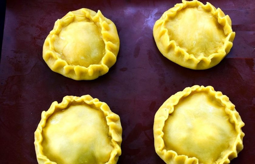 1. Этап. Сочный элеш с курицей: Поместите элеш на противень с пергаментом для выпечки или силиконовым ковриком. Верх смажьте сливками или сливочным маслом и поставьте запекаться в разогретую духовку на 50 минут.