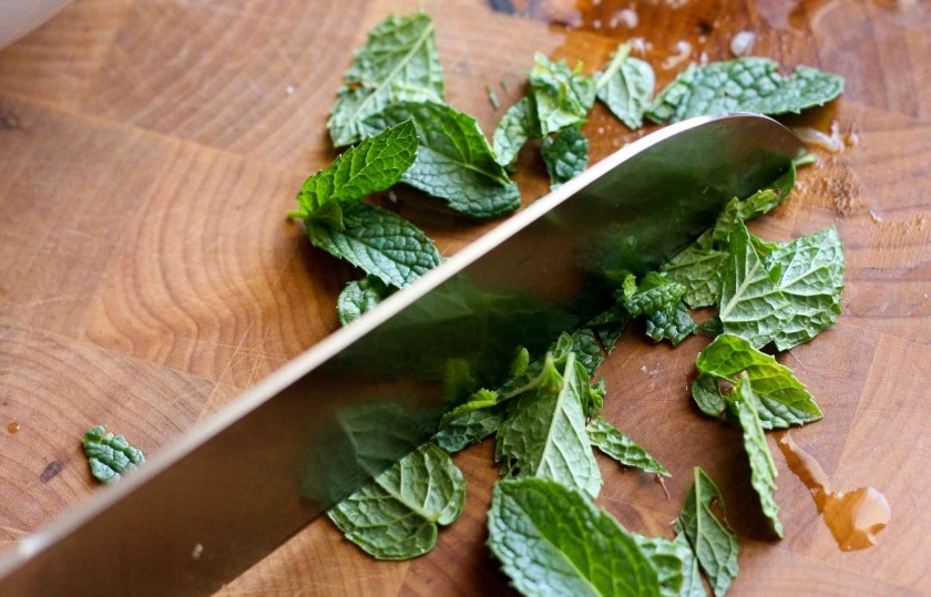 1. Этап. Салат из дыни и арбуза: Мелко нарубим мяту.