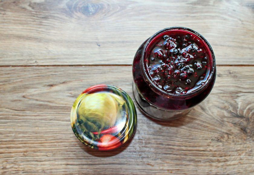 1. Этап. Варенье из малины с черникой: Разложите горячее варенье по сухим, стерилизованным банкам, дайте постоять 20 минут и закатайте чистыми, сухими крышками.