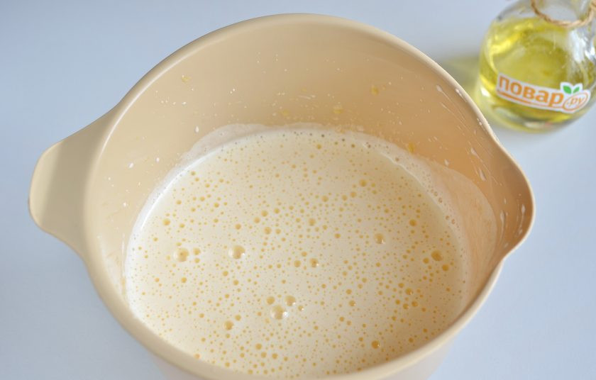 1. Этап. Брауни из тыквы: 4. Яйца взбейте с сахаром в пышную плотную пену.