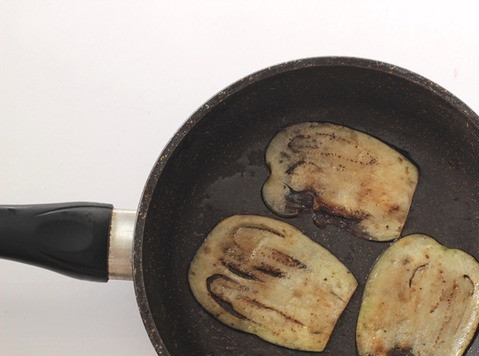 1. Этап. Брускетты с баклажанами и сыром: В эту же же сковороду выложите ломтики баклажанов в один слой и жарьте по 1-2 минуты с каждой стороны.