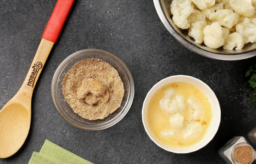 1. Этап. Фрикадельки с цветной капустой: Соцветия капусты окуните во взбитое с солью яйцо, а затем обваляйте в панировочных сухарях.