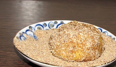 1. Этап. Картофельные шарики с фаршем: 6. Для панировки яйцо разбиваем в емкость (взбиваем его), в другую насыпаем сухари, обваливаем каждый шарик сначала в яйце, а потом в сухарях.