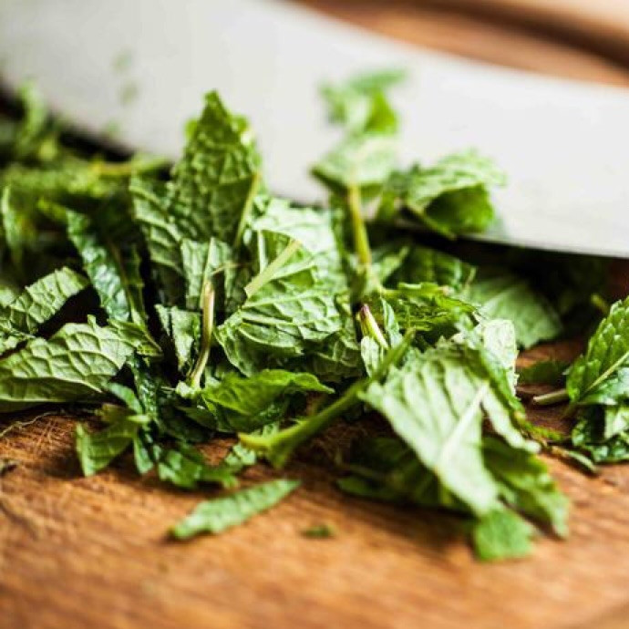 1. Этап. Гранатовый салат: 3. Мяту мою и вытираю салфетками, после этого нарезаю их крупно или рву руками, посыпаю ими салат.