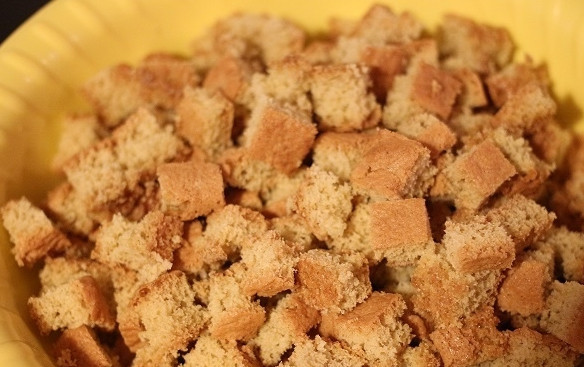 1. Этап. Торт на новогодний корпоратив: 2. Бисквит остудите, затем нарежьте квадратиками.