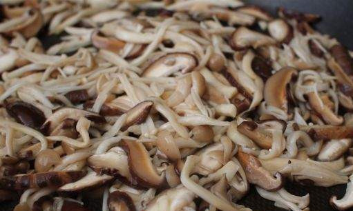 1. Этап. Вегетарианские суши: Грибы обжарьте до готовности.