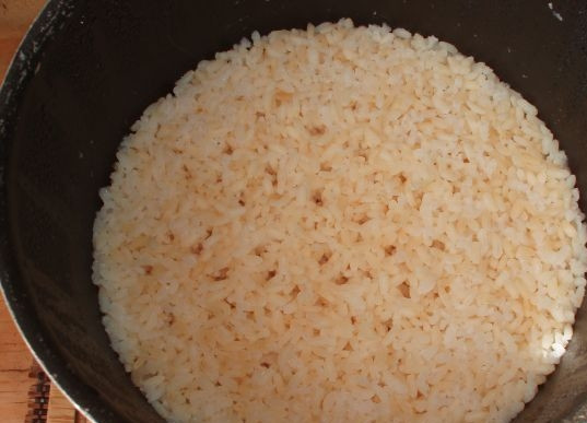 1. Этап. Вешенки с рисом: 5. Подсолите по вкусу после закипания и варите до готовности.