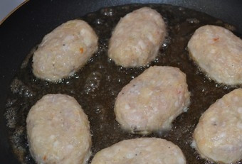 1. Этап. Котлеты из консервов с рисом: 6. Разогреваем на сковороде растительное масло. Обжариваем котлетки на сильном огне с обеих сторон до образования аппетитной корочки.