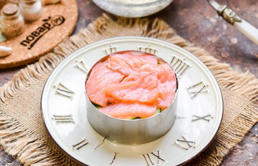 1. Этап. Слоеный салат с семгой и рисом: Семгу нарежьте хорошими кусочками и выложите поверх огурцов.