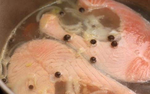 1. Этап. Лосось с соусом из авокадо: Кладем стейки в кастрюлю с овощами и варим 7 минут на медленном огне.