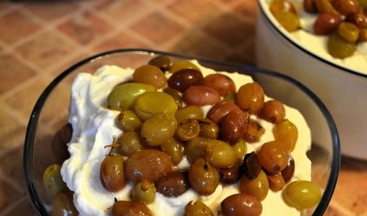 1. Этап. Десерт из хлебцев и винограда: Продолжать заполнять пиалы слоями: хлебцы, творожная масса, виноград, хлебцы и т. д., слегка 