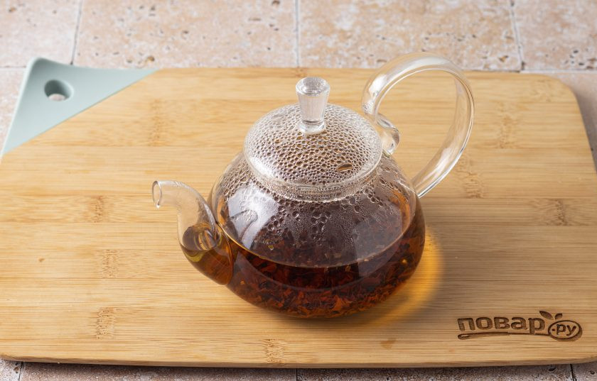 1. Этап. Чайная каша: Заварите крепкий чай, дайте ему 5 минут настояться. Затем процедите чай.