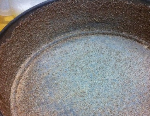 1. Этап. Творожник классический: 5. Разогрейте духовку до 180 С. Подготовьте форму: смажьте ее маслом и посыпьте панировочными сухарями.