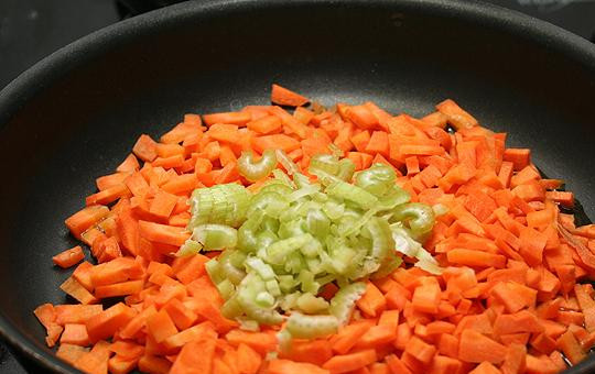 1. Этап. Салат из чечевицы с копченой рыбой: Очищенные и мелко нарезанные лук, морковь и сельдерей обжарить в растительном масле. Чечевицу отварить так, как указано на упаковке.