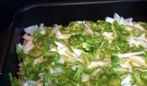 1. Этап. Курица с овощами в духовке: Затем перец.