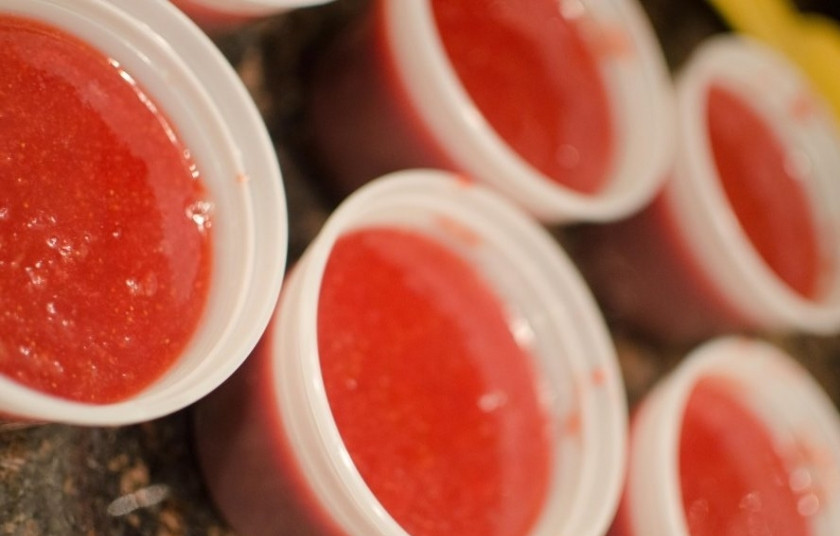 1. Этап. Клубничный джем без сахара: Затем джем разливаем по контейнерам, полностью остужаем при комнатной температуре и затем убираем в морозилку.