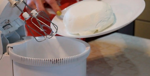 1. Этап. Маффины с Маскарпоне: 1. Маскарпоне взбейте с помощью миксера на небольшой скорости до получения гладкой однородной массы.