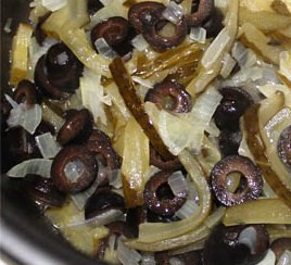 1. Этап. Солянка в мультиварке колбасная: 3. Нарезаем огурчики, мяско и колбаску соломкой, а оливки и сосиски - кружочками. К луку добавляем огурчики, и оливки жарим минут 5.