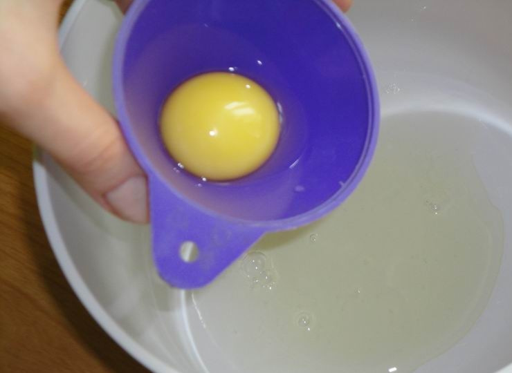 1. Этап. Салат Цезарь как в ресторане: Отделить желтки от белков.