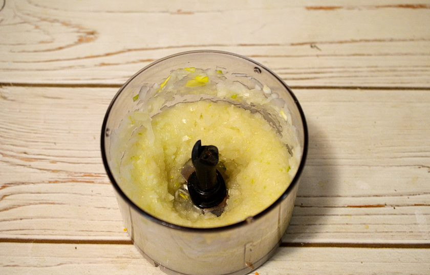 1. Этап. Шашлык Путина: Добавьте масло и измельчите все до состояния соуса.