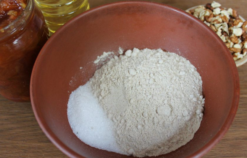 1. Этап. Постный грушевый пирог: В миску насыпаем муку, соль и сахар.