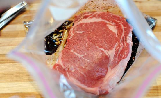 1. Этап. Горячий салат с говядиной: Мясо положите в мешок с маринадом.