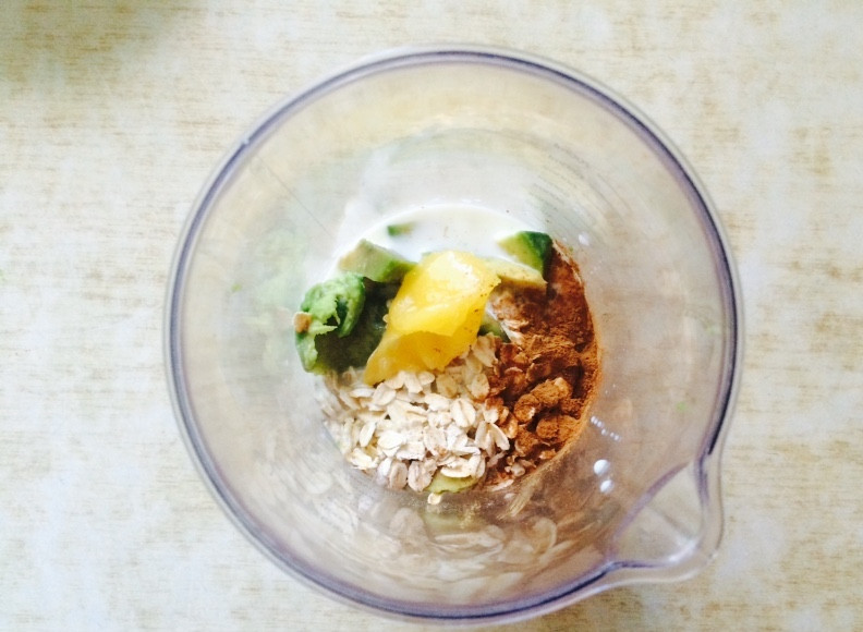 1. Этап. Смузи с авокадо: Затем туда же корицу. Если вы не большой любитель корицы можно обойтись и без нее. И вливаем молоко.