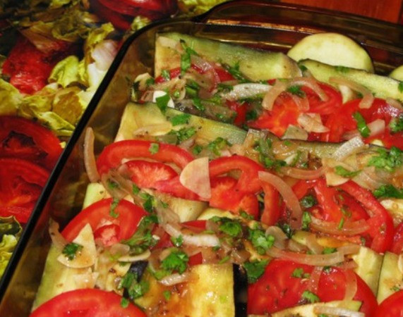 1. Этап. Мясо по-французски с баклажанами: Подготовьте форму для запекания. Выложите в нее часть хорошо промытых баклажан. Далее сделайте слой мяса. Затем оставшиеся баклажаны вперемешку с помидорами. Сверху – лук, чеснок и кинза из маринада.