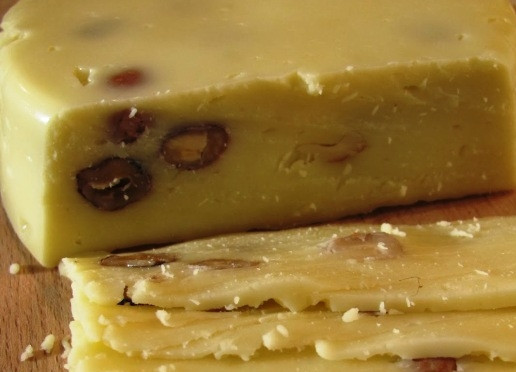 1. Этап. Рецепт домашнего сыра из молока и творога: Готовый домашний сыр из творога и молока нарезаем тонкими ломтиками и подаем к чаю или кофе.