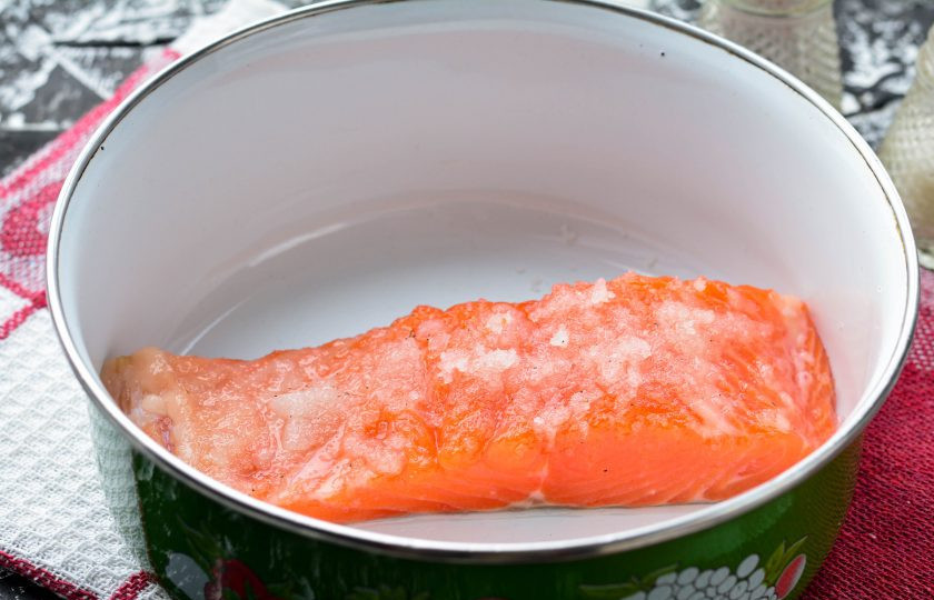 1. Этап. Засолка семги: Хорошо смажьте промытый и высушенный салфеткой кусочек семги (без костей) специями. Отправьте семгу в контейнер кожурой вниз.