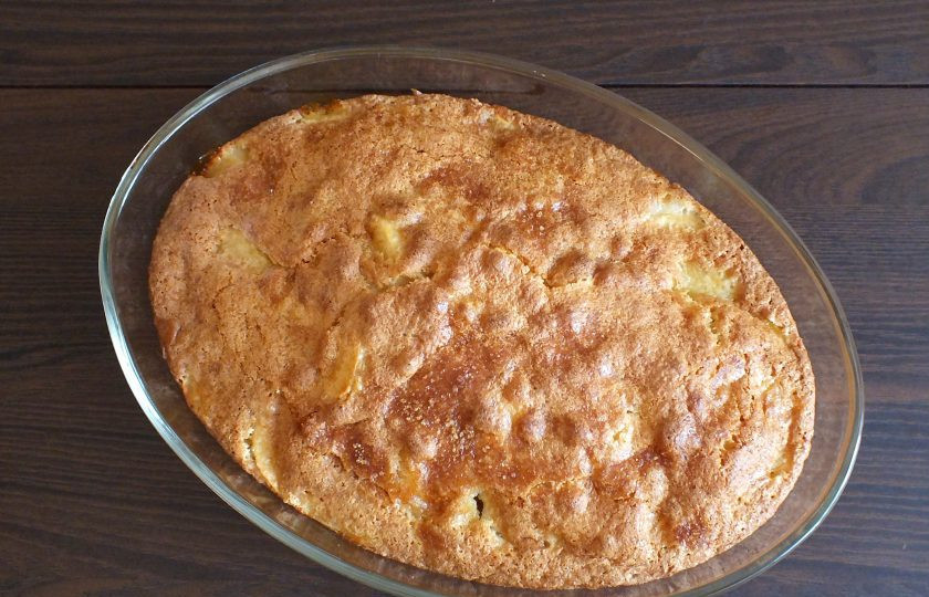 1. Этап. Сахарный пирог с яблоками: Через указанное время достаньте пирог из духовки. Готовность проверьте деревянной шпажкой. Она должна быть сухой. Охладите готовый пирог немного в форме.